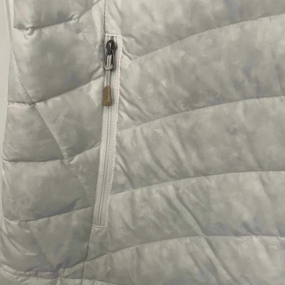 Patagonia Women's White Puffer Vest. Size Large. - Picture 3 of 6
